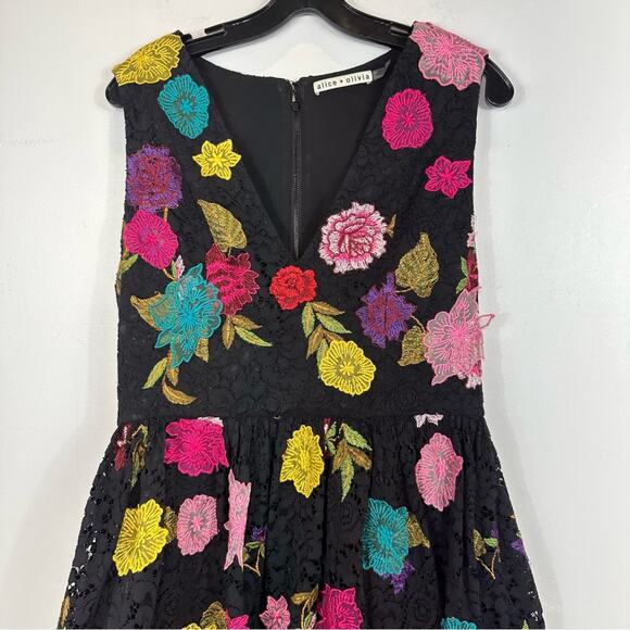Alice & Olivia Floral Appliqué Embroidered Black Lace Fit and Flare Dress 10 - Picture 4 of 11
